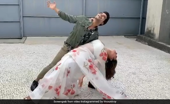 शाहरुख खान के गाने पर मौनी रॉय ने राजकुमार राव संग किया रोमांटिक डांस, वायरल हो रहा है धांसू  Video