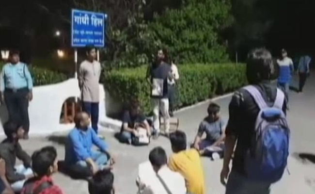 दलित अल्पसंख्यक से अन्याय की बात करना गलत कैसे?