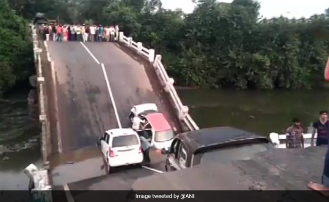 Gujarat: ढहा 60 फुट लंबा पुल, कार और मोटरसाइकिलें मलबे में दबीं, 4 लोग घायल