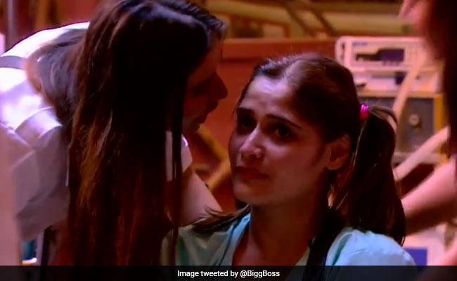 <i>Bigg Boss 13</i>: The Internet Slams Shefali Bagga's 'Shameless' Personal Attack On Aarti Singh