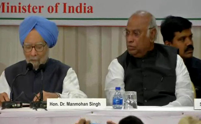 बैंकों की खस्ता हालात का ज़िम्मेदार बताए जाने पर बोले मनमोहन सिंह- किसी के सिर दोष मढ़ने का जुनून सवार है सरकार पर बैंकों की खस्ता हालात का ज़िम्मेदार बताए जाने पर बोले मनमोहन सिंह- किसी के सिर दोष मढ़ने का जुनून सवार है सरकार पर