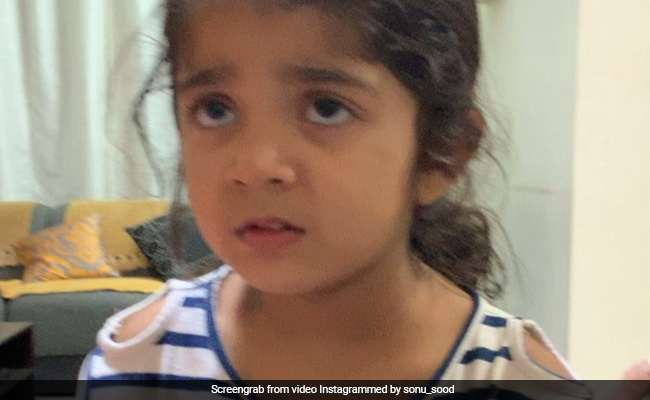 Viral Video: मुंह फुलाकर बैठी थी एक्टर सोनू सूद की भतीजी, पूछने पर बोली- मम्मा सारा लिमका पी गई और मेरा चिकन भी खा गई