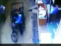 मध्य प्रदेश: दूसरी मंजिल से गिरते बच्चे को रिक्शे ने दिया जीवनदान, खरोच तक नहीं आईं, देखें VIDEO मध्य प्रदेश: दूसरी मंजिल से गिरते बच्चे को रिक्शे ने दिया जीवनदान, खरोच तक नहीं आईं, देखें VIDEO
