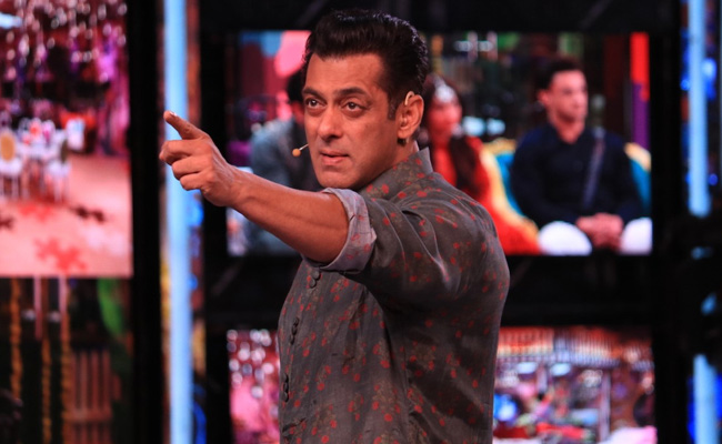 <i>Bigg Boss 13</i> Written Update October 26, 2019: Salman Khan Introduces Wild Card Contestants Vikas Pathak And Tehseen Poonawalla