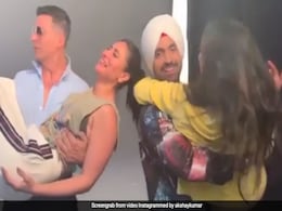 अक्षय कुमार ने करीना कपूर के साथ किया 'बाला' डांस, फिर एक्ट्रेस को गोद में उठाकर कहा कुछ ऐसा- देखें Video अक्षय कुमार ने करीना कपूर के साथ किया 'बाला' डांस, फिर एक्ट्रेस को गोद में उठाकर कहा कुछ ऐसा- देखें Video