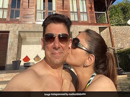 माधुरी दीक्षित ने पति के साथ मनाई शादी की 20वीं सालगिरह, रोमांटिक अंदाज में Photo हुई वायरल माधुरी दीक्षित ने पति के साथ मनाई शादी की 20वीं सालगिरह, रोमांटिक अंदाज में Photo हुई वायरल