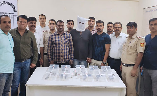 गर्लफ्रेंड को खुश करने के लिए गोरखधंधा, दीपावली के गिफ्ट पैक में निकले हथियार!