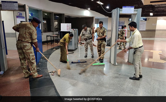 Delhi Metro Officials Participate In Cleanliness Drive At Metro stations