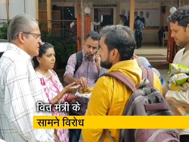 वित्त मंत्री के सामने PMC पीड़ितों का हंगामा, निर्मला सीतारमण ने कहा ज़रूरत- हुई तो क़ानून बदलेंगे