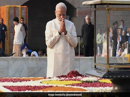 गांधी जयंती: राष्ट्रपति रामनाथ कोविंद और PM मोदी ने राजघाट पर बापू को दी श्रद्धांजलि गांधी जयंती: राष्ट्रपति रामनाथ कोविंद और PM मोदी ने राजघाट पर बापू को दी श्रद्धांजलि