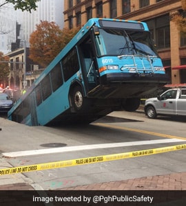 Pitt Bus Home Christmas 2022 A Bus Fell Down A Sinkhole In Pittsburgh, And Then The Memes Began...
