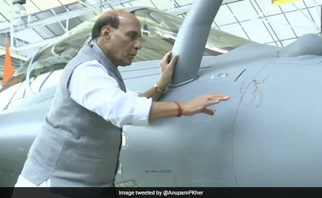 Rajnath Singh Performs <i>"Shastra Puja"</i> After Receiving First Rafale Jet