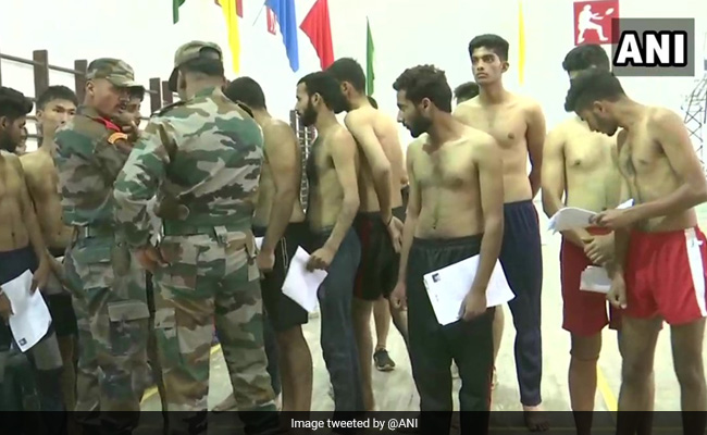 Jammu Kashmir : श्रीनगर में सेना में भर्ती होने के लिए लगी कतार, सैकड़ों की तादाद में पहुंचे युवा