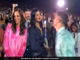 प्रियंका चोपड़ा और निक जोनास का कॉन्सर्ट के बीच दिखा रोमांटिक अंदाज, Cute Video हुआ वायरल प्रियंका चोपड़ा और निक जोनास का कॉन्सर्ट के बीच दिखा रोमांटिक अंदाज, Cute Video हुआ वायरल