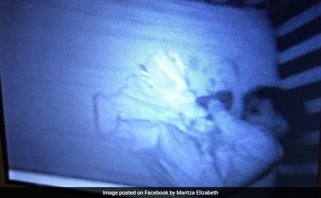 बच्चे के पास रात को सोता दिखा 'भूत का बच्चा', मां देखकर हुई हैरान, आखिर में निकला...