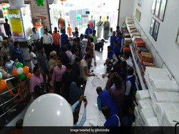 एक दिन में खादी की बिक्री का नया रिकॉर्ड बना, एक स्टोर ने बेचा एक करोड़ 27 लाख रुपये का माल एक दिन में खादी की बिक्री का नया रिकॉर्ड बना, एक स्टोर ने बेचा एक करोड़ 27 लाख रुपये का माल