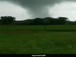 गुजरात में देखा गया भयावह बवंडर, वायरल हुआ ये VIDEO गुजरात में देखा गया भयावह बवंडर, वायरल हुआ ये VIDEO