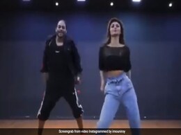 Mouni Roy ने इस मशहूर कोरियोग्राफर से ली टक्कर, फिर दोनों के बीच हुआ धमाकेदार डांस मुकाबला- देखें Video Mouni Roy ने इस मशहूर कोरियोग्राफर से ली टक्कर, फिर दोनों के बीच हुआ धमाकेदार डांस मुकाबला- देखें Video