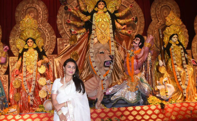 Inside Rani Mukerji And Jaya Bachchan's Durga Puja Celebrations