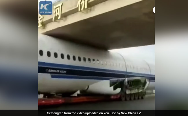 ब्रिज के नीचे फंस गया प्लेन,  ट्रक ड्राइवर ने दिया ये Idea और फिर हुआ ऐसा... देखें VIDEO