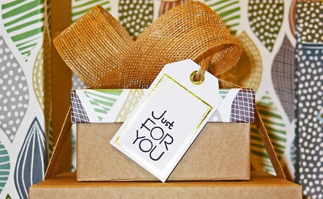 Karwa Chauth Gifts for Husband: करवा चौथ पर हस्बैंड को देना है रिटर्न गिफ्ट, यहां हैं कमाल के आइडियाज, खिल उठेगा उनका चेहरा