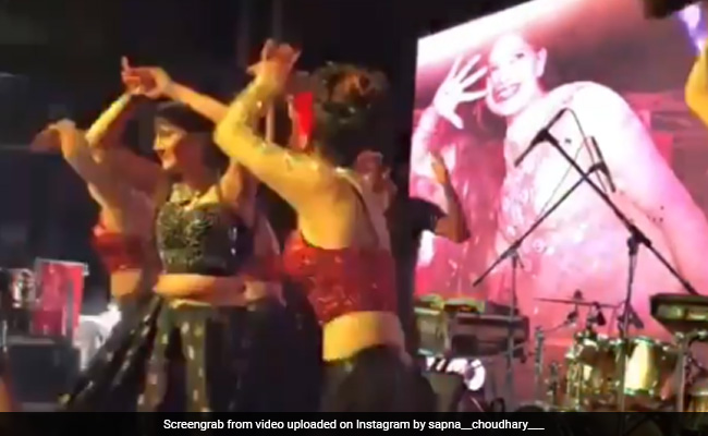 सपना चौधरी ने स्टेज पर यूं किया नागिन डांस, ऑडियंस में मच गया हल्ला- देखें Video