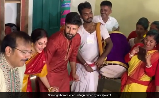 Durga Puja 2019: MP Nusrat Jahan Plays <i>Dhaak</i> During Durga Puja Festivities. Watch