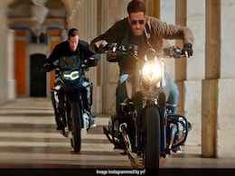 <i>War</i> Box Office Collection Day 17: Hrithik Roshan And Tiger Shroff's Film Inches Towards Rs 300 Crore-Mark <i>War</i> Box Office Collection Day 17: Hrithik Roshan And Tiger Shroff's Film Inches Towards Rs 300 Crore-Mark