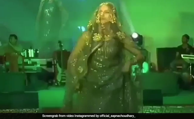 सपना चौधरी ने पल्लू डांस से स्टेज पर यूं मचाया तहलका, फैन्स के शोर से गूंज उठा हॉल- देखें वायरल Video