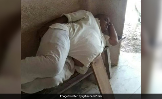 पेट को फट्टे पर टिका कर सो रहा था यह शख्स, बॉलीवुड एक्टर ने पोस्ट कर दी फोटो