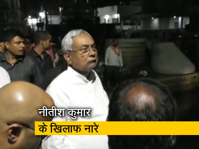 बाढ़ पीड़ितों ने सीएम नीतीश कुमार की गाड़ी को घेर कर लगाए नारे