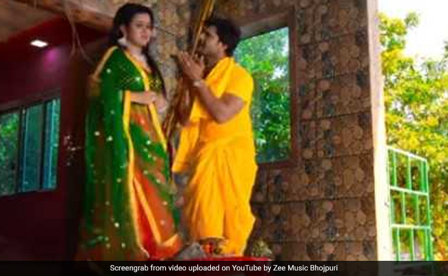 खेसारी लाल यादव ने 'मेकअप के फेरा अरघ के बेरा' से मचाया तहलका, बार-बार देखा जा रहा Video