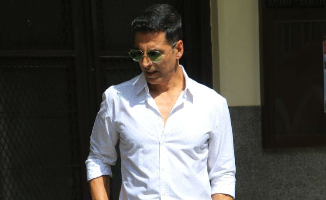 Viral: Akshay Kumar Helps Unconscious Crew Member On Sets, Internet Says He's A 'True Hero'
