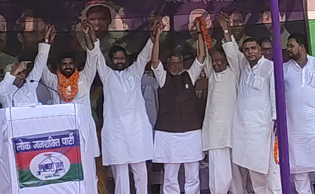 नीतीश कुमार ने कहा- बिहार में एनडीए एकजुट, 'छपास प्रेमी बयानवीरों' के चक्कर में न पड़ें