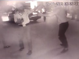 अस्पताल में पार्किंग की पर्ची को लेकर गार्ड की बुरी तरह पिटाई, CCTV में कैद हुई पूरी वारदात अस्पताल में पार्किंग की पर्ची को लेकर गार्ड की बुरी तरह पिटाई, CCTV में कैद हुई पूरी वारदात