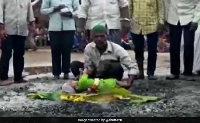 मन्नत पूरी करने के लिए 'अंगारे' पर फेंके जाते हैं बच्चे, तस्वीर साझा कर भड़कीं बॉलीवुड डायरेक्टर-जानें मामला