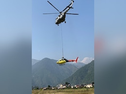 2 Air Force Choppers Airlift Helicopter After It Crashed Near Kedarnath 2 Air Force Choppers Airlift Helicopter After It Crashed Near Kedarnath