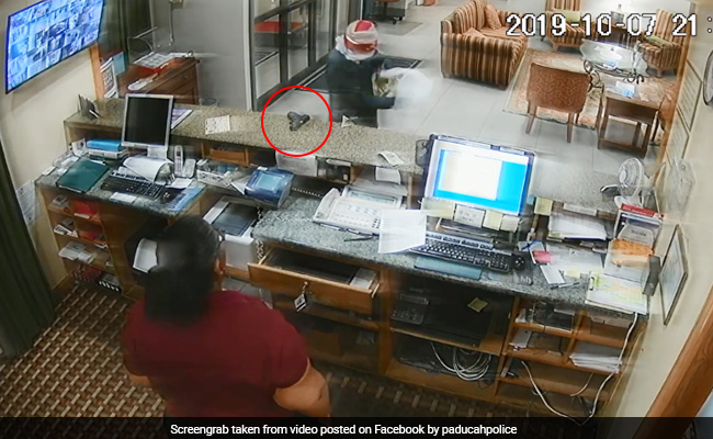 बैंक में आए लुटेरे के हाथ से छूटी बंदूक को महिला क्लर्क ने लपका, फिर सिखाया सबक, देखें VIDEO