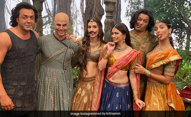 <I>Housefull 4</i>: Akshay Kumar's Moustache Looks Better On Kriti Sanon. Agree?