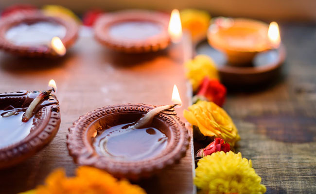 Amazon Diwali Sale 2019: 7 Gorgeous <i>Diyas</i> To Light Up Your Home
