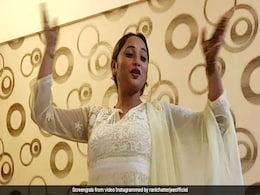 Karwa Chauth 2019: भोजपुरी एक्ट्रेस रानी चटर्जी ने यूं झुमकर किया डांस, करवा चौथ पर बोलीं- साजन के लिए कुछ भी कर देंगे Karwa Chauth 2019: भोजपुरी एक्ट्रेस रानी चटर्जी ने यूं झुमकर किया डांस, करवा चौथ पर बोलीं- साजन के लिए कुछ भी कर देंगे