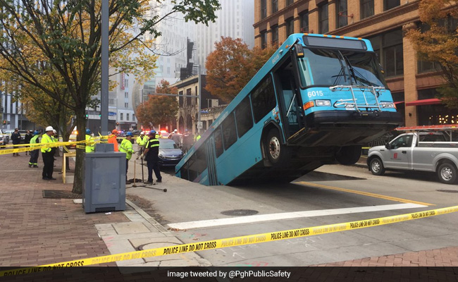 सड़क पर हुआ गड्ढा और अंदर समा गई चलती बस, वायरल हुआ Video, लोग बोले- 2019 का Titanic