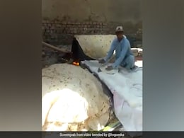 VIDEO: शख्स की बनाई इस रोटी को देख, लोग बोले - ये है 'पाकिस्तानी रोटी' जो भरे पूरे परिवार का पेट VIDEO: शख्स की बनाई इस रोटी को देख, लोग बोले - ये है 'पाकिस्तानी रोटी' जो भरे पूरे परिवार का पेट