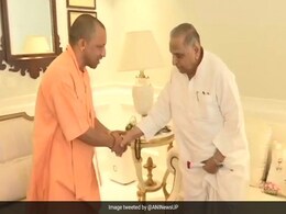 Yogi Adityanath Meets Mulayam Singh Yadav, Conveys Diwali Greetings Yogi Adityanath Meets Mulayam Singh Yadav, Conveys Diwali Greetings