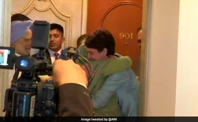 बांग्लादेश की पीएम शेख हसीना ने सोनिया गांधी और मनमोहन सिंह से की मुलाकात, प्रियंका से गले लगकर की भेंट