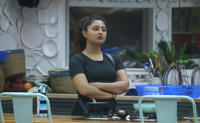 <i>Bigg Boss 13</i> Preview, October 10: Rashami Desai Will Break Down As Her Efforts Go Unnoticed By Housemates