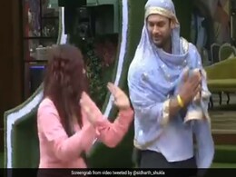 Bigg Boss: दुपट्टा ओढ़ सिद्धार्थ शुक्ला ने शहनाज गिल संग पाया गिद्दा, देखें बिग बॉस का यह अनदेखा Video Bigg Boss: दुपट्टा ओढ़ सिद्धार्थ शुक्ला ने शहनाज गिल संग पाया गिद्दा, देखें बिग बॉस का यह अनदेखा Video