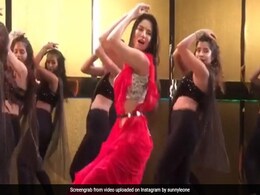 Sunny Leone ने लाल साड़ी में किया धमाकेदार डांस, धांसू Video हुआ वायरल Sunny Leone ने लाल साड़ी में किया धमाकेदार डांस, धांसू Video हुआ वायरल