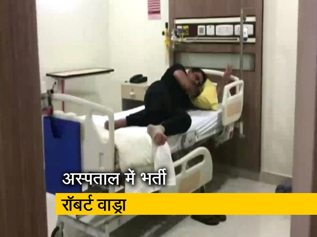 पैर और पीठ में दर्द की शिकायत के चलते अस्पताल में भर्ती हुए वाड्रा