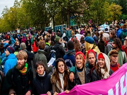 Hundreds Of Climate Activists Chanting "Rebellion" Block Amsterdam Traffic Hundreds Of Climate Activists Chanting "Rebellion" Block Amsterdam Traffic